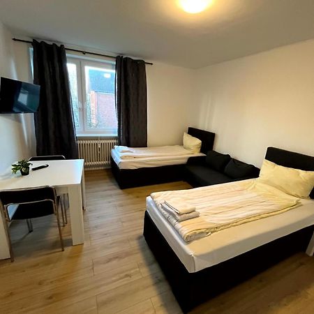 3-Zimmer Monteurwohnung Mit Balkon Ноймюнстер Экстерьер фото